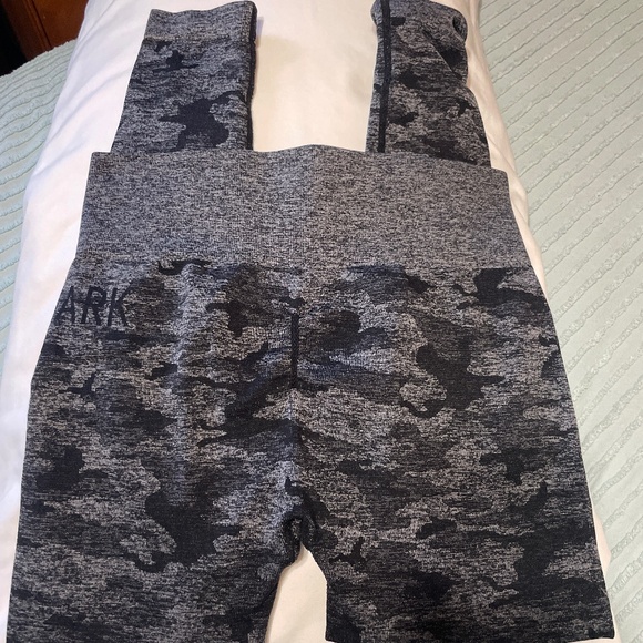 Gymshark Adapt Camo Seamless Leggings 25” inseam Grey Black Size Medium - Picture 5 of 5